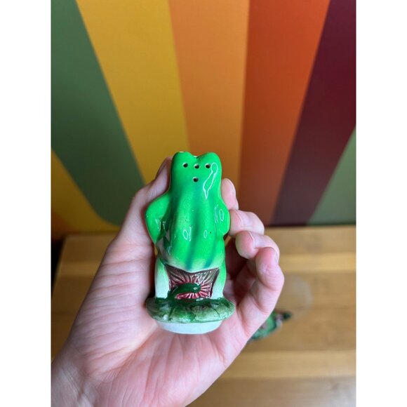 Vintage ceramic frogs on a lily pad salt and pepper shakers - small chips - Picture 7 of 10